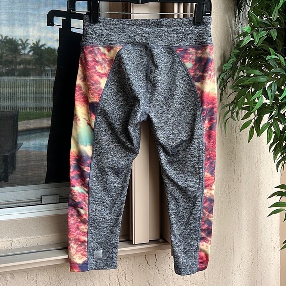 Lularoe Jade Capri (Workout) Legging - Picture 7 of 9